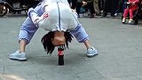 街头表演的姑娘这才艺真绝了，后面大爷看得都不想眨眼！