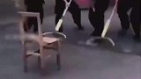 安保演练的对象竟然是个凳子，起码得用个假人吧