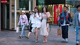 三里屯街拍，北京的8级大风，吹不散美女逛街的热情