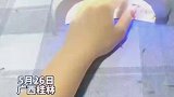 女子做美甲途中漫满天飞蛾“很害怕，但是马上要做完了