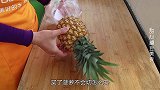 这才是在家切菠萝最简单的方法，不浪费果肉，切的又快又好！