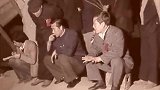 法门寺地宫，第一道石门被打开，地上铺满了钱币，大约有两万枚