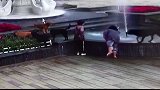 遛狗还是洗澡？母女俩专挑步行街喷泉为5条狗洗澡