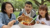 火锅丸子1元1筷子，毛毛只花了3毛钱就吃了30个，老板还倒贴
