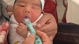 妈妈喂小宝宝喝奶，接下来宝宝的反应好萌啊，这表情太逗了！