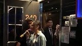 在KTV里面偶遇邓紫棋，直接唱着歌走进了我们的房间，也太好听