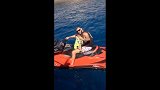西甲-1718赛季-假期未玩够!本泽马带女儿骑水上摩托 小萝莉淡定摆pose笑对镜头-新闻
