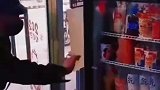 交警进店拿起水就跑