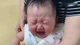 奶奶带小宝宝去打针，一针扎下去宝宝哭得好伤心啊