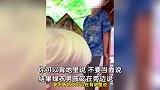 白化病女孩被男孩围着说丑，妈妈立马回怼哪丑了，男孩家长反应暖心：道歉！