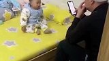 爸爸带娃时玩手机，宝宝主动帮爸爸“把风”