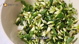 槐花鸡蛋饼，儿时的记忆，甜甜的味道