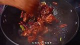 红烧排骨不要直接下锅炖,教你一招,软烂入味,有肉有菜有面食