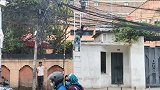 尼泊尔的电工是怎样的存在，终于抓拍到了这一幕，我太难了