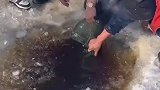 男子捞鱼导致两万元的手机掉落