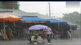 苏州女孩暴雨中为残疾人撑伞
