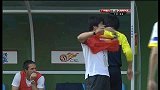 中超-13赛季-联赛-第11轮-李明因身穿白色衣服被第四裁判要求穿上红色训练马甲-花絮