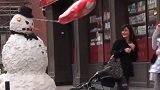 街上惊现会动的雪人，美女被吓得大叫起来