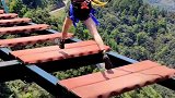 玩转高空项目品味人生百态,腿长一米八,百米高空3三级跳