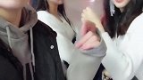 小伙户外搭讪两个美女，没想到这么漂亮，撩的小姐姐满脸笑容！