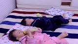 喝奶必须翘二郎腿，宝宝太有仪式感了，被萌翻了！