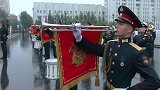 哈巴罗夫斯克阅兵，士兵在雨中鸣礼炮奏国歌的镜头，场面震撼人心