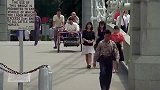 洪金宝和光头佬游玩，竟遇到富婆载他们去饭店，真是幸福