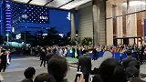 芭莎明星慈善夜会场，粉丝大喊自己偶像名字，网友比中万还激动