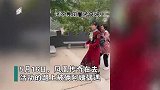 阿姨偶遇凤凰传奇求合照，接下来一幕尴尬到窒息，曾毅：那我走？