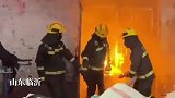 橘红火海中，消防员冒险拎出喷火液化气罐