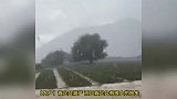 香格里拉一地突降冰雹，目击者：农作物受损严重，冰雹堆积如雪