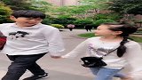 袖珍小夫妻手牵手出去玩，这感情真让人羡慕