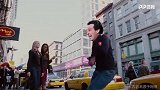 恶搞赢球后心情大好的埃梅里！街头嘚瑟惨遭美女翻白眼