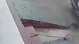 男子站门口被高空坠物砸伤