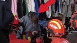 女子试衣服被拉链夹住，消防员紧急救援