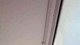 男子躺阳台晒太阳，抬头发现窗户裂缝被吓懵