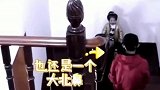 TFBOYS花式下楼梯，王俊凯这是要去打架吗？