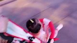宝宝坐在婴儿车里，摇摆起来了