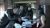 男子歌厅闹事，黑老大打算出手教训他，哪料男子比他还要狠！