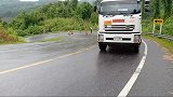 雨天路湿滑，叫上另外一辆卡车来帮忙