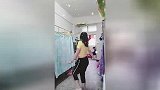 爆笑： 大叔找富婆陪他看日落，网友：图你不刷牙不洗澡？