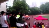 足球-16年-武汉再现球场打架事件 高校联赛教练与观众互殴-新闻