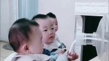 家有龙凤三胞胎兄妹，牛奶喝不起了，只好这样喝水