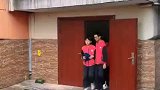 太暖人心了，男生把自己的伞给了旁边的女生