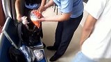 男子带换洗衣服和洗漱用品进派出所问“是否被通缉” 结局亮了