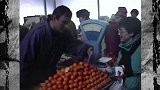 1980年苏联莫斯科珍贵录像，菜市场买水果的大哥很热情