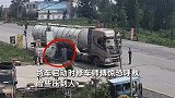 师傅钻货车车底，司机未察觉启动，师傅惊恐呼救，店老板飞奔拦车