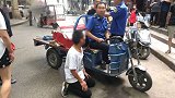 城管回应执法途中摊贩下跪：没发生冲突 我们也没想到