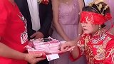 妈妈给的嫁妆，想着女孩只拿一张现金，没想到还找出车钥匙！