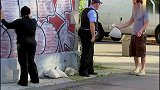 恶作剧：路人拾金不昧，结果被警察当成小偷同伙逮捕